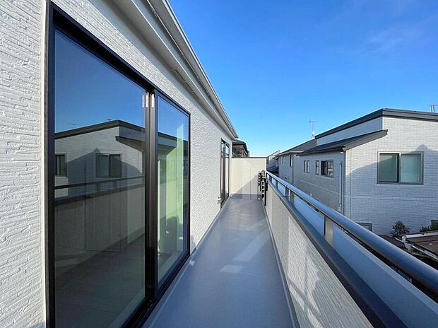 【バルコニー】◆南向きのバルコニーの前には雲以外に太陽を遮るものがありません。お洗濯物も乾きやすく、何より明るく気持ちのいい光が入ってきます。