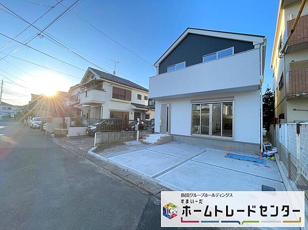 【前面道路含む現地写真】◆平日・お仕事帰りなど、いつでもご案内させていただきます！デザイン・目に見える設備面も大切ですが、耐震構造で地震に強い家の為、次代へ繋ぐ強固な住宅です。