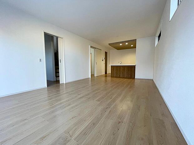 【リビング】◆南向きの大きな窓から明るい陽射しがたっぷり入ります。一日を通して陽射しをしっかり取り込んでくれる2面採光なので、夜まで照明いらずで過ごせます♪