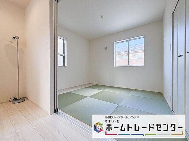 【リビング以外の居室】◆リビングと隣接したお部屋では、ゴロゴロする、お子様を寝かせる、客間として利用するなど、ライフスタイルに合わせて変化をもたらすことができます。