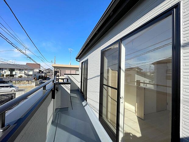 【バルコニー】◆南向きのバルコニーの前には雲以外に太陽を遮るものがありません。お洗濯物も乾きやすく、何より明るく気持ちのいい光が入ってきます。