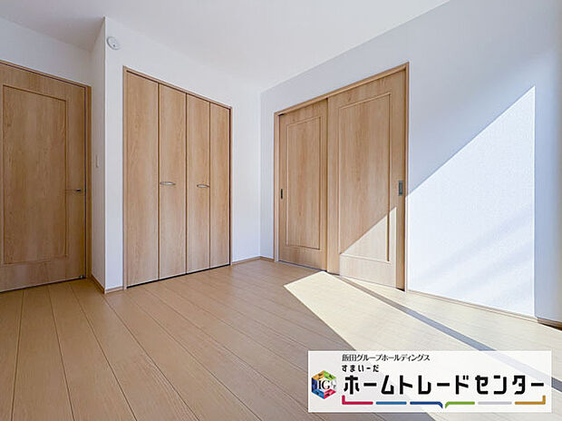 【リビング以外の居室】◆2階の各居室にはそれぞれ収納を完備!しっかりとした容量のスペースを確保しているので、お部屋は美しい空間を保てますね♪