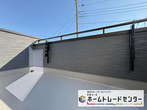 【バルコニー】◆南向きのバルコニーの前には雲以外に太陽を遮るものがありません。お洗濯物も乾きやすく、何より明るく気持ちのいい光が入ってきます。