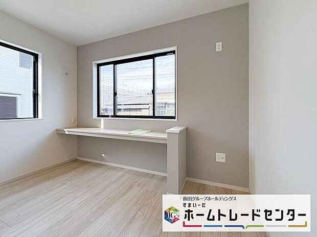 【リビング以外の居室】◆リビングと隣接したお部屋では、ゴロゴロする、お子様を寝かせる、客間として利用するなど、ライフスタイルに合わせて変化をもたらすことができます。