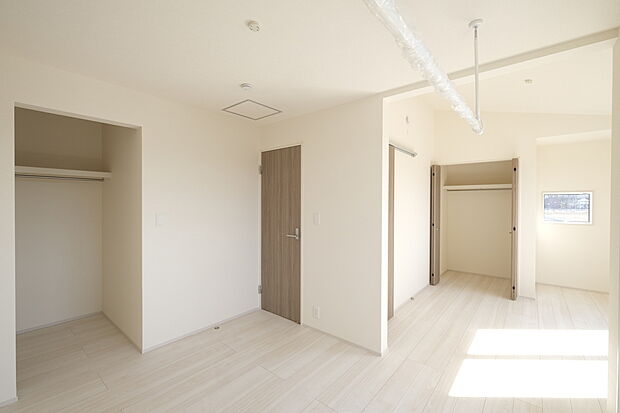 【洗面台・洗面所】◆洗面スペースはお掃除やメンテナンスが楽にできる様に設計されております。ドラム式の洗濯機を配置しても十分なスペースを確保した設計となっております。