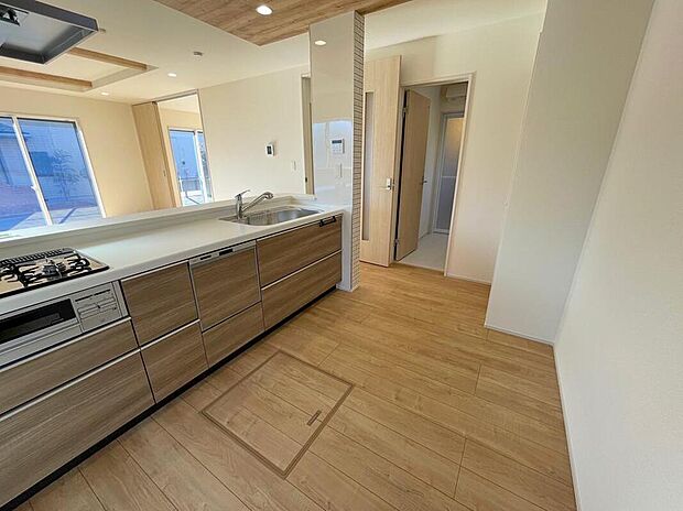 【キッチン】◆人気の対面式キッチン。お食事の準備をしながらでもご家族とのコミュニケーションを楽しめます♪ぜひご見学の際にはキッチンに立ち、生活をイメージしてください。