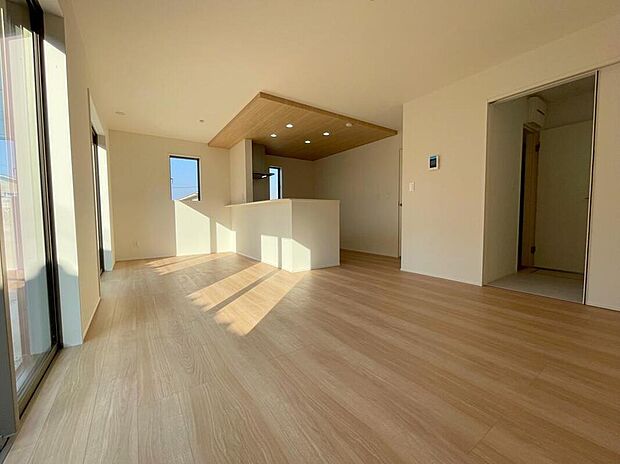 【リビング】◆南向きの大きな窓から明るい陽射しがたっぷり入ります。一日を通して陽射しをしっかり取り込んでくれる2面採光なので、夜まで照明いらずで過ごせます♪