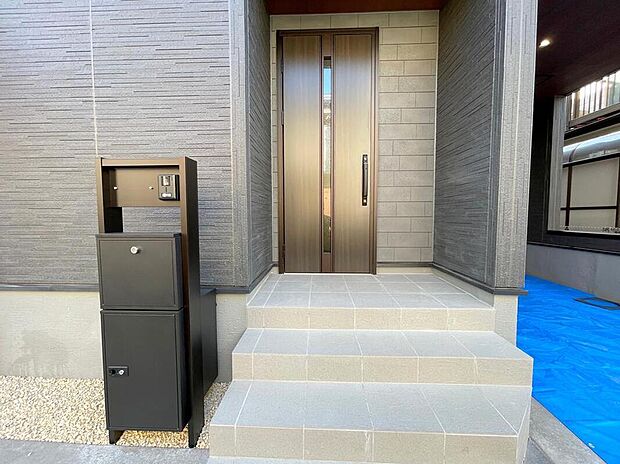 【玄関】◆TVモニター付きインターホンはカラーモニターで来訪者もひとめで分かります♪留守の間の来訪者が確認できる嬉しい録画機能付き!お子様が一人で留守番の間も安心です。