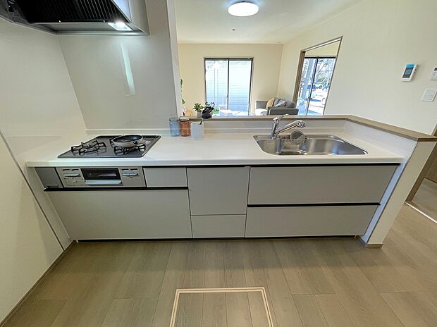 【システムキッチン】◆人気の対面式キッチン。お食事の準備をしながらでもご家族とのコミュニケーションを楽しめます♪ぜひご見学の際にはキッチンに立ち、生活をイメージしてください。