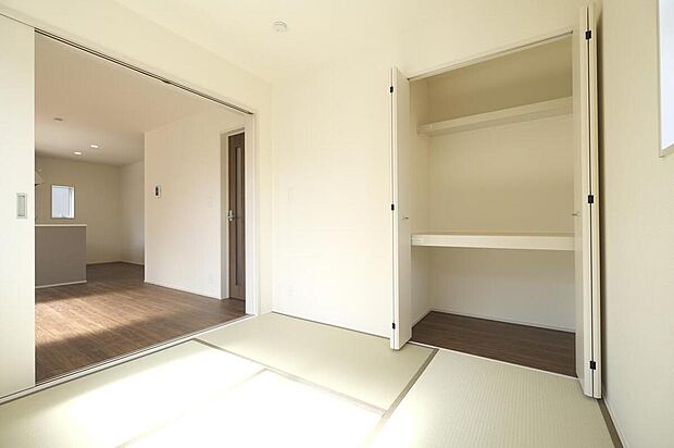 【リビング以外の居室】◆リビングと隣接したお部屋では、ゴロゴロする、お子様を寝かせる、客間として利用するなど、ライフスタイルに合わせて変化をもたらすことができます。