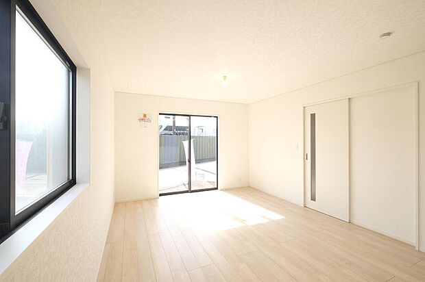 【リビング】◆リビングを温かく居心地の良い空間にしてくれる木目調の柔らかな風合い。休日はご家族みんなの癒しや憩いの場となってくれます♪