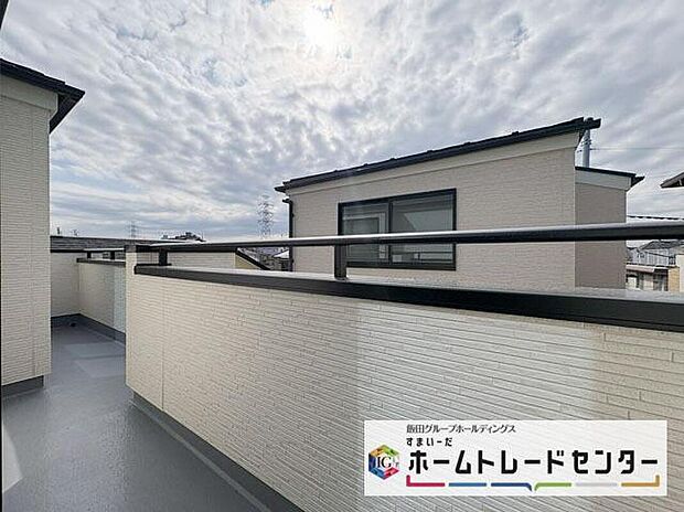 【バルコニー】◆南向きのバルコニーの前には雲以外に太陽を遮るものがありません。お洗濯物も乾きやすく、何より明るく気持ちのいい光が入ってきます。