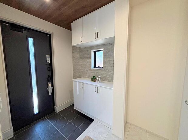 【玄関】◆お家で出会う人々を迎える玄関だからこそ、広々清潔感あふれる空間にしたいものです。採光・通風にも配慮された設計で毎日明るい空間をキープします♪