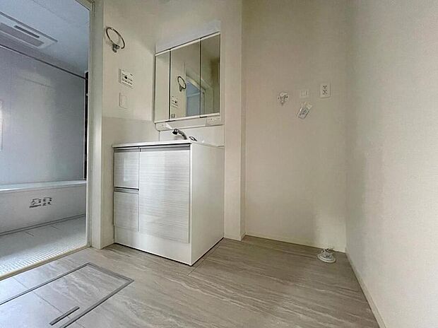 【洗面台・洗面所】◆洗面スペースはお掃除やメンテナンスが楽にできる様に設計されております。ドラム式の洗濯機を配置しても十分なスペースを確保した設計となっております。