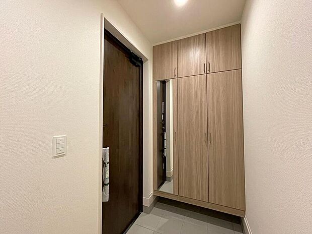 【玄関】◆お家で出会う人々を迎える玄関だからこそ、広々清潔感あふれる空間にしたいものです。採光・通風にも配慮された設計で毎日明るい空間をキープします♪