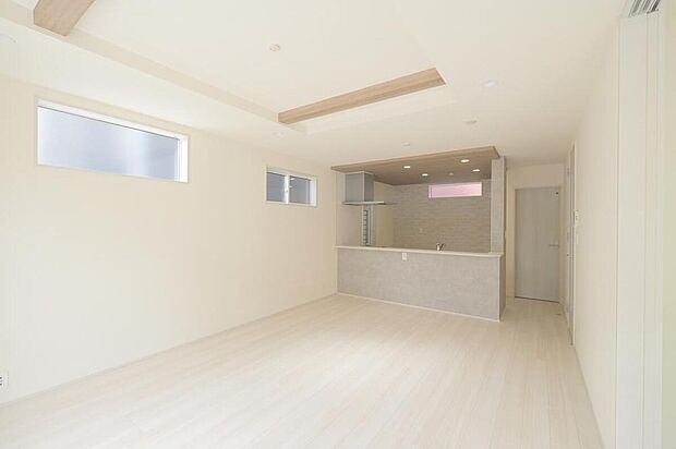 【リビング】◆リビングを温かく居心地の良い空間にしてくれる木目調の柔らかな風合い。休日はご家族みんなの癒しや憩いの場となってくれます♪