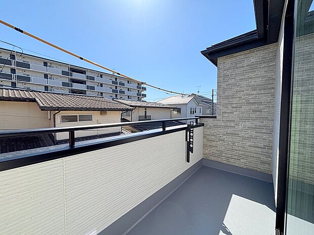 【バルコニー】◆南向きのバルコニーの前には雲以外に太陽を遮るものがありません。お洗濯物も乾きやすく、何より明るく気持ちのいい光が入ってきます。