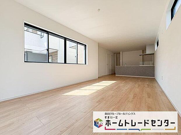 【リビング】◆リビングを温かく居心地の良い空間にしてくれる木目調の柔らかな風合い。休日はご家族みんなの癒しや憩いの場となってくれます♪