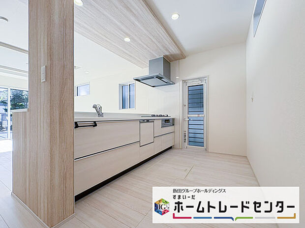 【システムキッチン】◆人気の対面式キッチン。お食事の準備をしながらでもご家族とのコミュニケーションを楽しめます♪ぜひご見学の際にはキッチンに立ち、生活をイメージしてください。