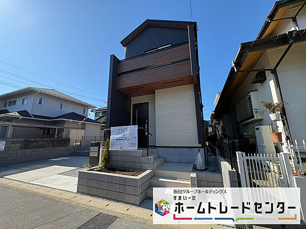 【現地外観写真】◆TVモニター付きインターホンはカラーモニターで来訪者もひとめで分かります♪留守の間の来訪者が確認できる嬉しい録画機能付き！お子様が一人で留守番の間も安心です。