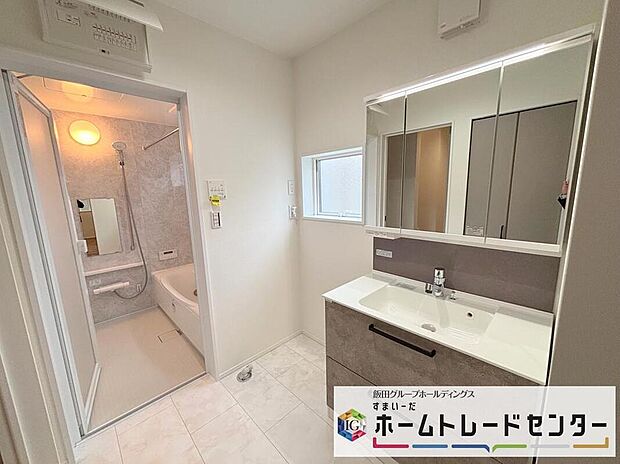 【洗面台・洗面所】◆洗面スペースはお掃除やメンテナンスが楽にできる様に設計されております。ドラム式の洗濯機を配置しても十分なスペースを確保した設計となっております。
