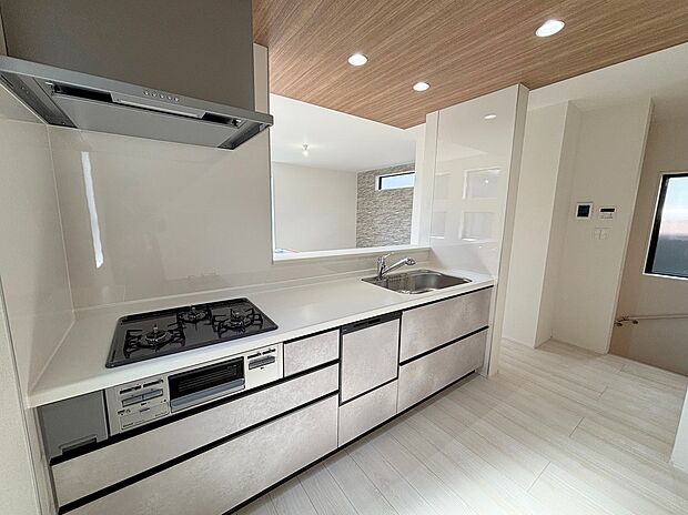 【キッチン】◆人気の対面式キッチン。お食事の準備をしながらでもご家族とのコミュニケーションを楽しめます♪ぜひご見学の際にはキッチンに立ち、生活をイメージしてください。