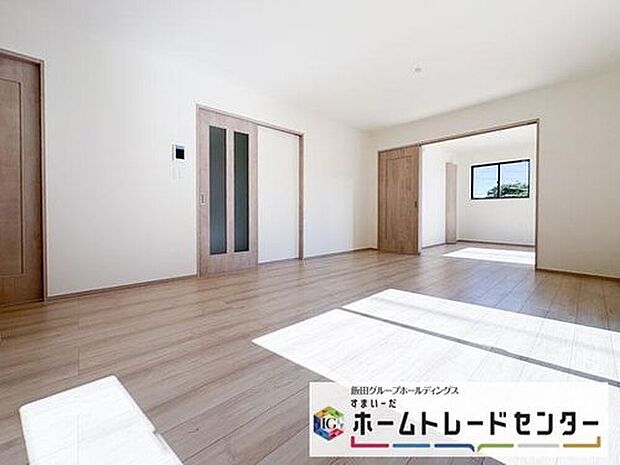 【リビング】◆南向きの大きな窓から明るい陽射しがたっぷり入ります。一日を通して陽射しをしっかり取り込んでくれる2面採光なので、夜まで照明いらずで過ごせます♪