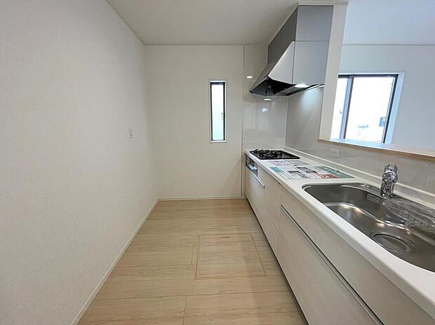 【キッチン】◆人気の対面式キッチン。お食事の準備をしながらでもご家族とのコミュニケーションを楽しめます♪ぜひご見学の際にはキッチンに立ち、生活をイメージしてください。