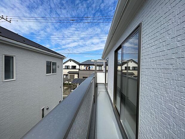 【バルコニー】◆南向きのバルコニーの前には雲以外に太陽を遮るものがありません。お洗濯物も乾きやすく、何より明るく気持ちのいい光が入ってきます。