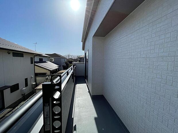 【バルコニー】◆南向きのバルコニーの前には雲以外に太陽を遮るものがありません。お洗濯物も乾きやすく、何より明るく気持ちのいい光が入ってきます。