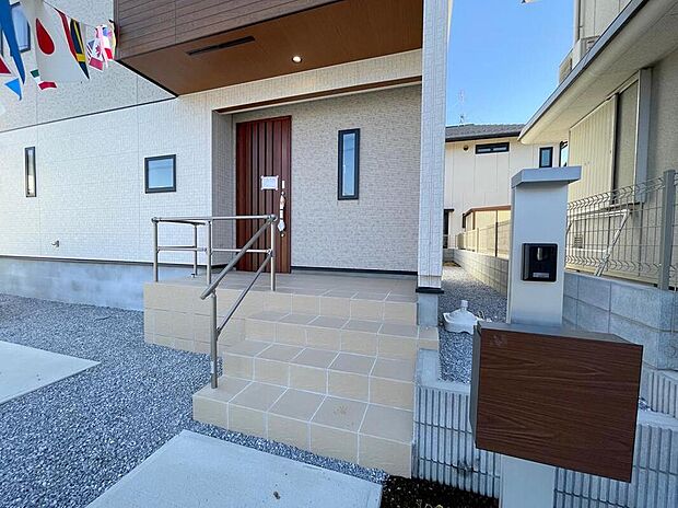 【玄関】◆TVモニター付きインターホンはカラーモニターで来訪者もひとめで分かります♪留守の間の来訪者が確認できる嬉しい録画機能付き！お子様が一人で留守番の間も安心です。