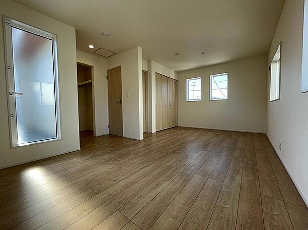 【リビング以外の居室】◆居室のサッシにはペアガラスを採用、高い断熱性による省エネと結露対策に有効です。室内を快適な空間に代えてくれます。現地の通風や採光も実際にご確認下さいませ