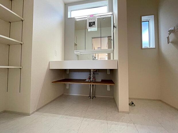 【洗面台・洗面所】◆洗面スペースはお掃除やメンテナンスが楽にできる様に設計されております。ドラム式の洗濯機を配置しても十分なスペースを確保した設計となっております。