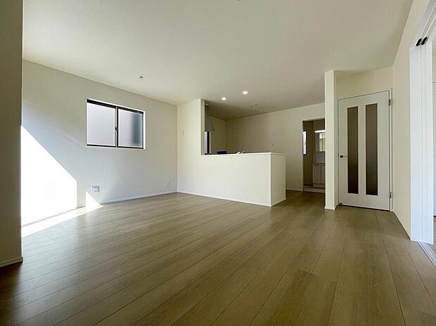 【リビング】◆LDKはご家族みんなが揃う大切な空間です♪テーブルやソファ、カーテン選び、レイアウトを考えるのも楽しいですね♪笑顔溢れる楽しい暮らしをイメージしながらご見学ください♪