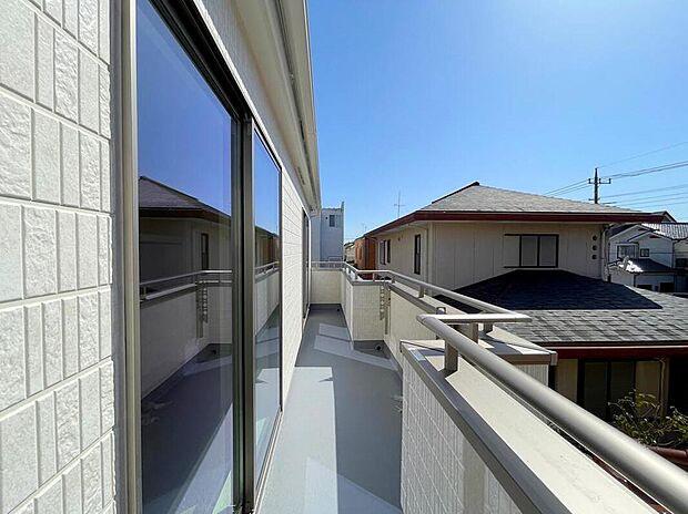 【バルコニー】◆南向きのバルコニーの前には雲以外に太陽を遮るものがありません。お洗濯物も乾きやすく、何より明るく気持ちのいい光が入ってきます。