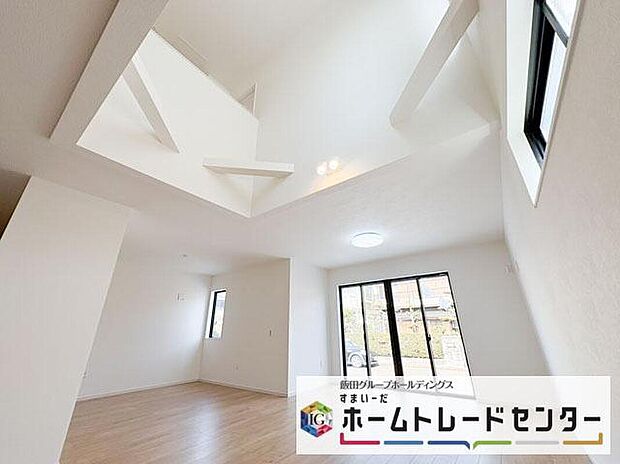 【リビング】◆リビングを温かく居心地の良い空間にしてくれる木目調の柔らかな風合い。休日はご家族みんなの癒しや憩いの場となってくれます♪