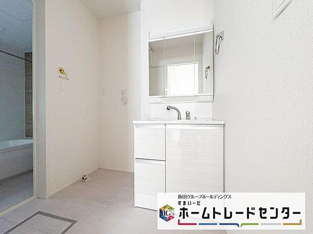 【洗面台・洗面所】◆洗面スペースはお掃除やメンテナンスが楽にできる様に設計されております。ドラム式の洗濯機を配置しても十分なスペースを確保した設計となっております。