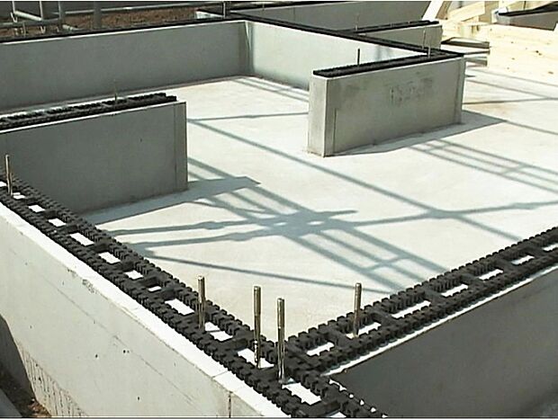 【防湿措置「基礎パッキン」】基礎と土台の間に基礎パッキン(20mm厚)を入れることにより分離させ、土台からの湿気を基礎へ浸透するのを防ぎます。また、床下換気が可能です。