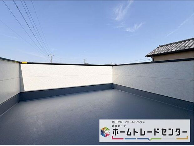 【バルコニー】◆南向きのバルコニーの前には雲以外に太陽を遮るものがありません。お洗濯物も乾きやすく、何より明るく気持ちのいい光が入ってきます。