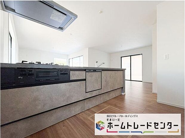 【キッチン】◆人気の対面式キッチン。お食事の準備をしながらでもご家族とのコミュニケーションを楽しめます♪ぜひご見学の際にはキッチンに立ち、生活をイメージしてください。