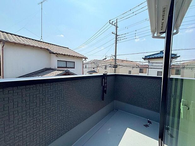 【バルコニー】◆南向きのバルコニーの前には雲以外に太陽を遮るものがありません。お洗濯物も乾きやすく、何より明るく気持ちのいい光が入ってきます。