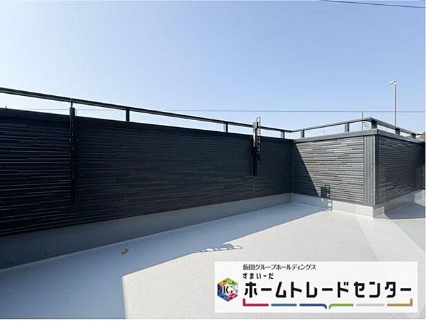 【バルコニー】◆南向きのバルコニーの前には雲以外に太陽を遮るものがありません。お洗濯物も乾きやすく、何より明るく気持ちのいい光が入ってきます。