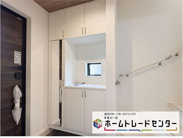 【玄関】◆お家で出会う人々を迎える玄関だからこそ、広々清潔感あふれる空間にしたいものです。採光・通風にも配慮された設計で毎日明るい空間をキープします♪