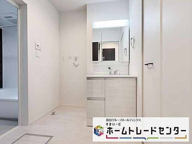 【洗面台・洗面所】◆洗面スペースはお掃除やメンテナンスが楽にできる様に設計されております。ドラム式の洗濯機を配置しても十分なスペースを確保した設計となっております。