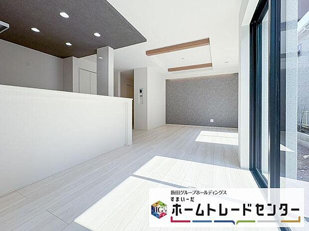 【リビング】◆南向きの大きな窓から明るい陽射しがたっぷり入ります。一日を通して陽射しをしっかり取り込んでくれる2面採光なので、夜まで照明いらずで過ごせます♪