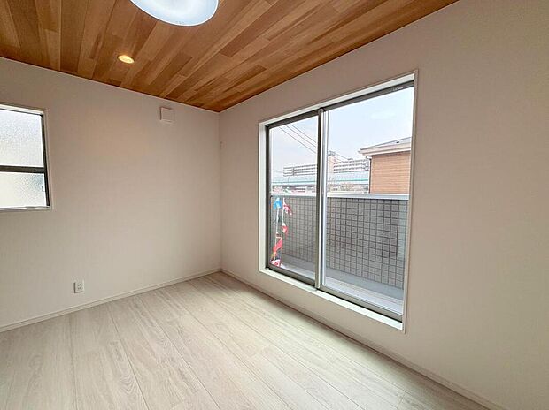 【リビング以外の居室】◆居室のサッシにはペアガラスを採用、高い断熱性による省エネと結露対策に有効です。室内を快適な空間に代えてくれます。現地の通風や採光も実際にご確認下さいませ。