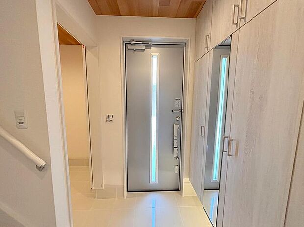 【玄関】◆お家に出会う人々を迎える玄関だからこそ、広々清潔感あふれる空間にしたいものです。採光・通風にも配慮された設計で毎日明るい空間をキープします♪