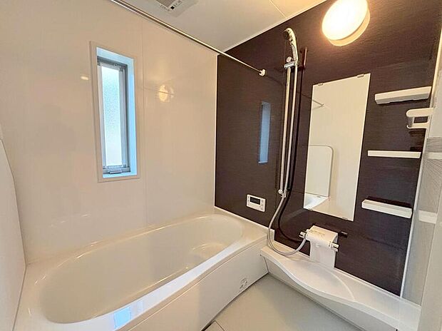 【浴室】◆毎日の疲れを癒す浴室は1坪タイプです。足を伸ばしてゆっくりとくつろげます。浴室暖房乾燥機も標準装備です♪