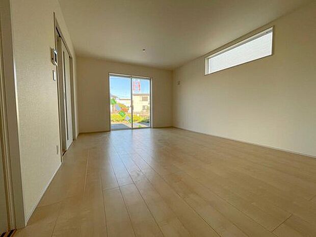 【リビング】◆大きな窓は遮音性に優れたペアガラスの窓となっています。リビングでたくさんはしゃいで遊んでも、お子様の声を気にしなくて大丈夫です♪