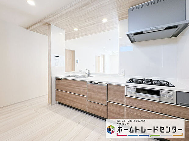 【システムキッチン】◆人気の対面式キッチン。お食事の準備をしながらでもご家族とのコミュニケーションを楽しめます♪ぜひご見学の際にはキッチンに立ち、生活をイメージしてください。